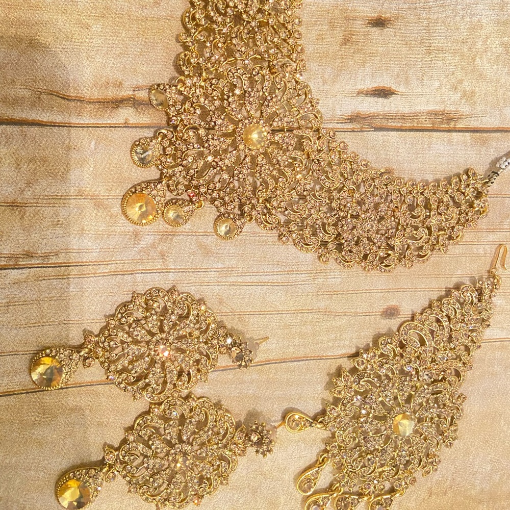 Beautiful Sparkly Bollywood Necklace Set Gold Color